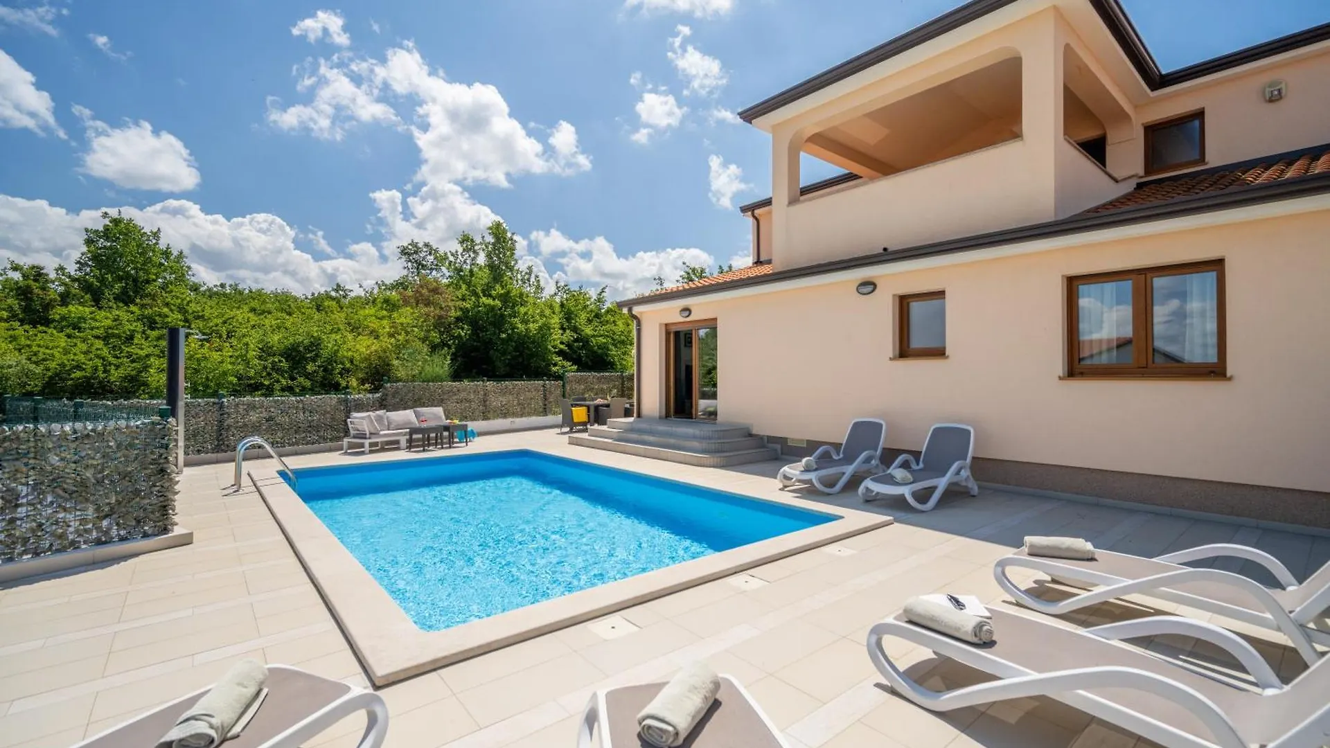 Radmani Villa Nina