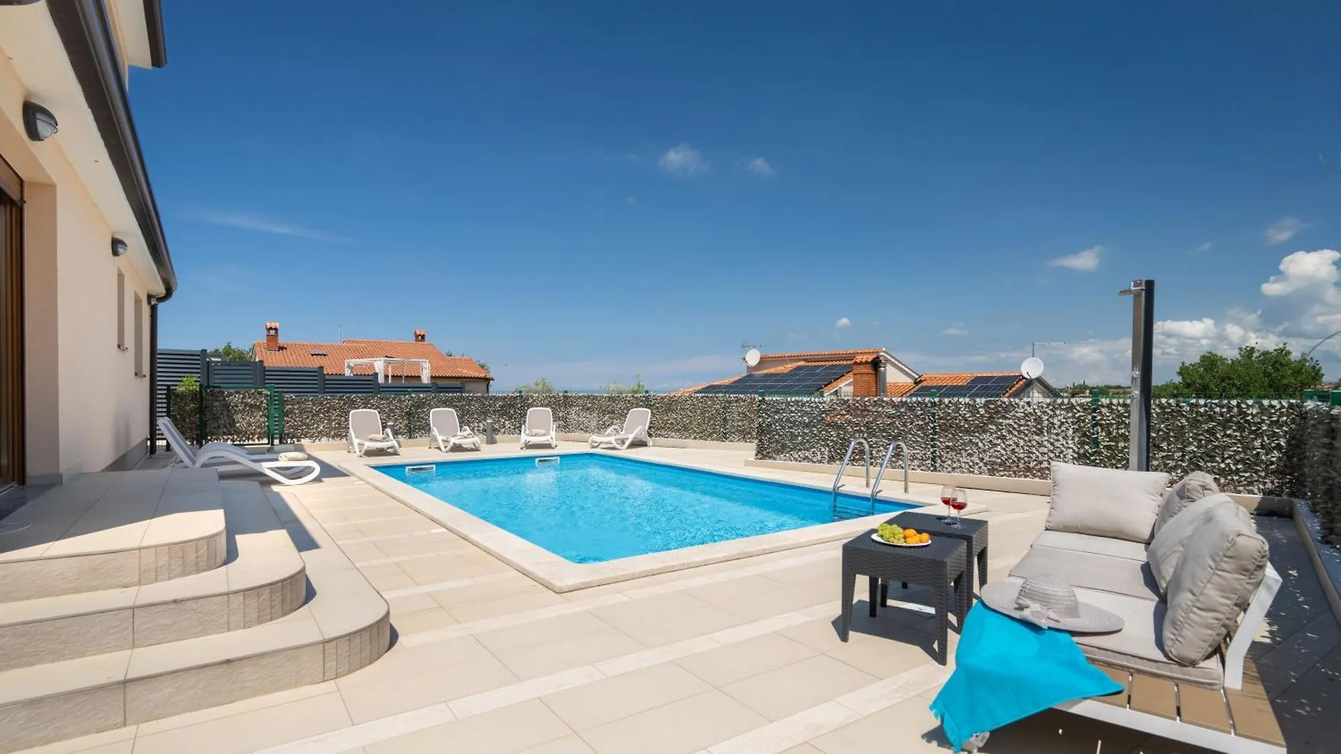 Radmani Villa Nina